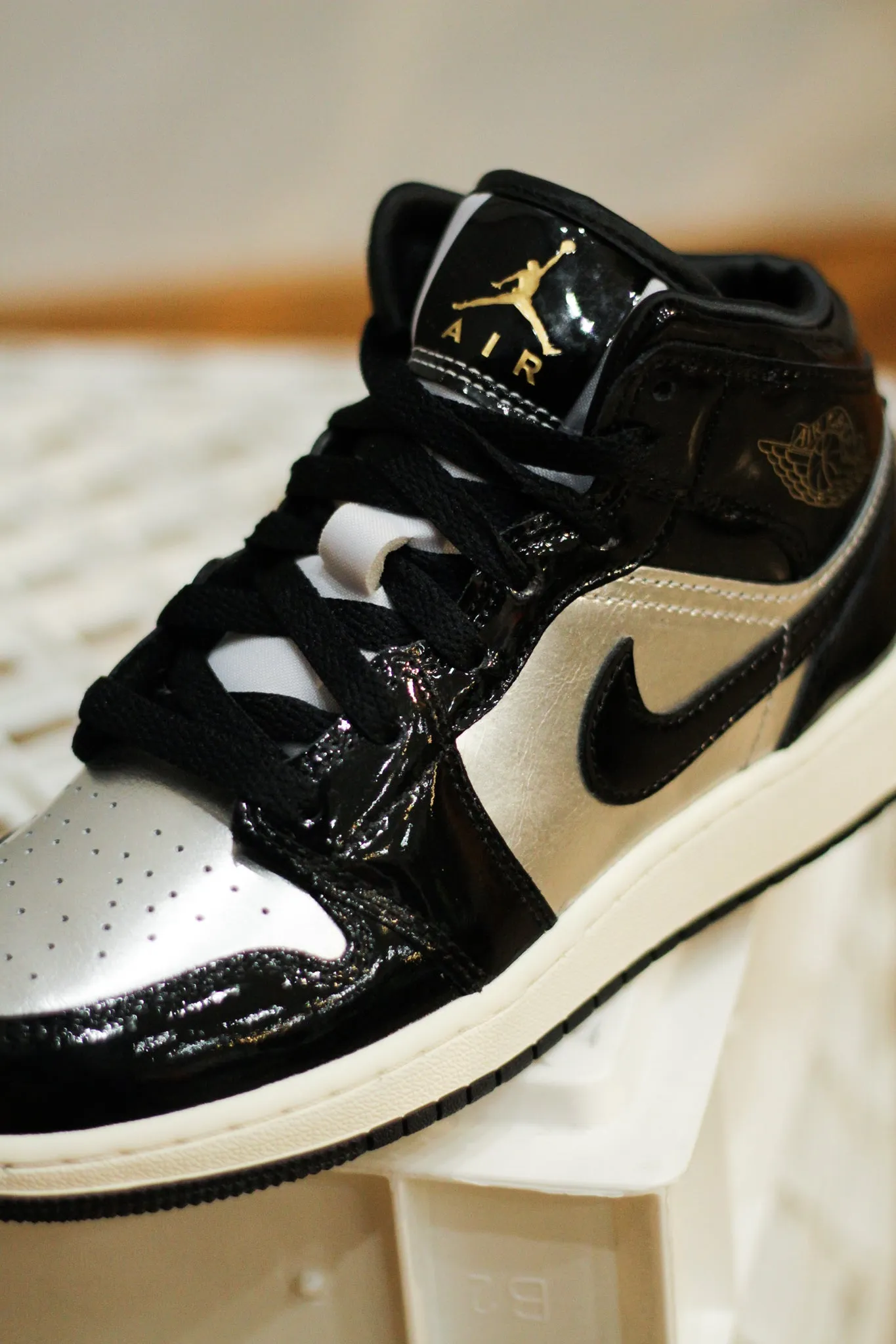 AIR JORDAN 1 MID SE (GS) "BLACK/METALLIC SILVER"