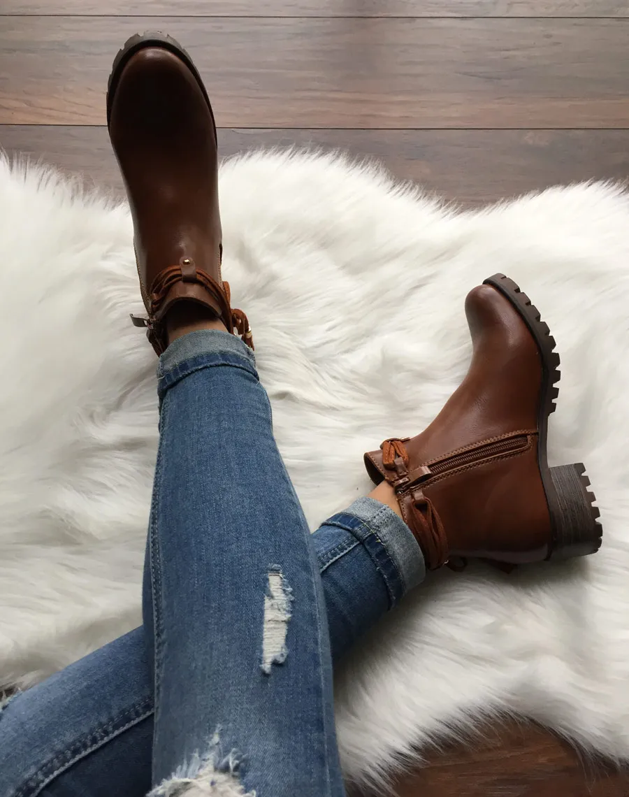 Chelsea boots camel à brides et pompons