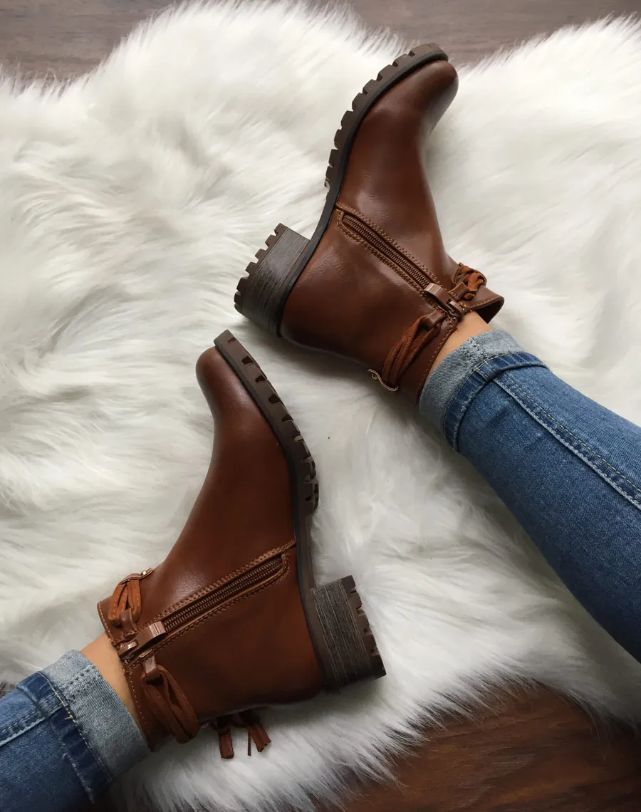 Chelsea boots camel à brides et pompons