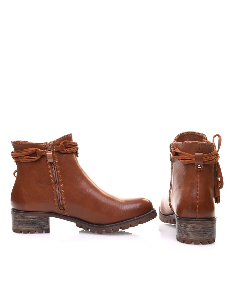 Chelsea boots camel à brides et pompons