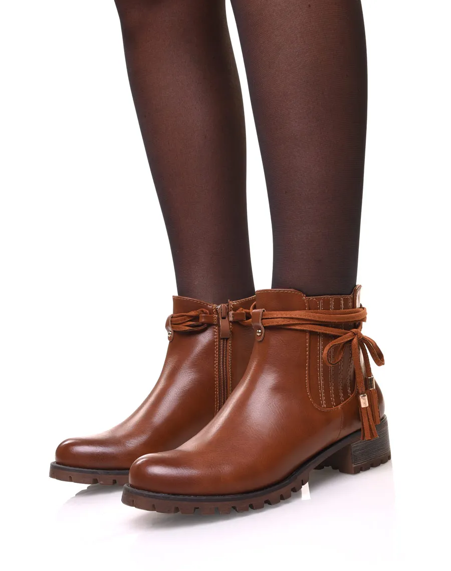 Chelsea boots camel à brides et pompons