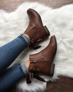 Chelsea boots camel à oeillets et noeud 