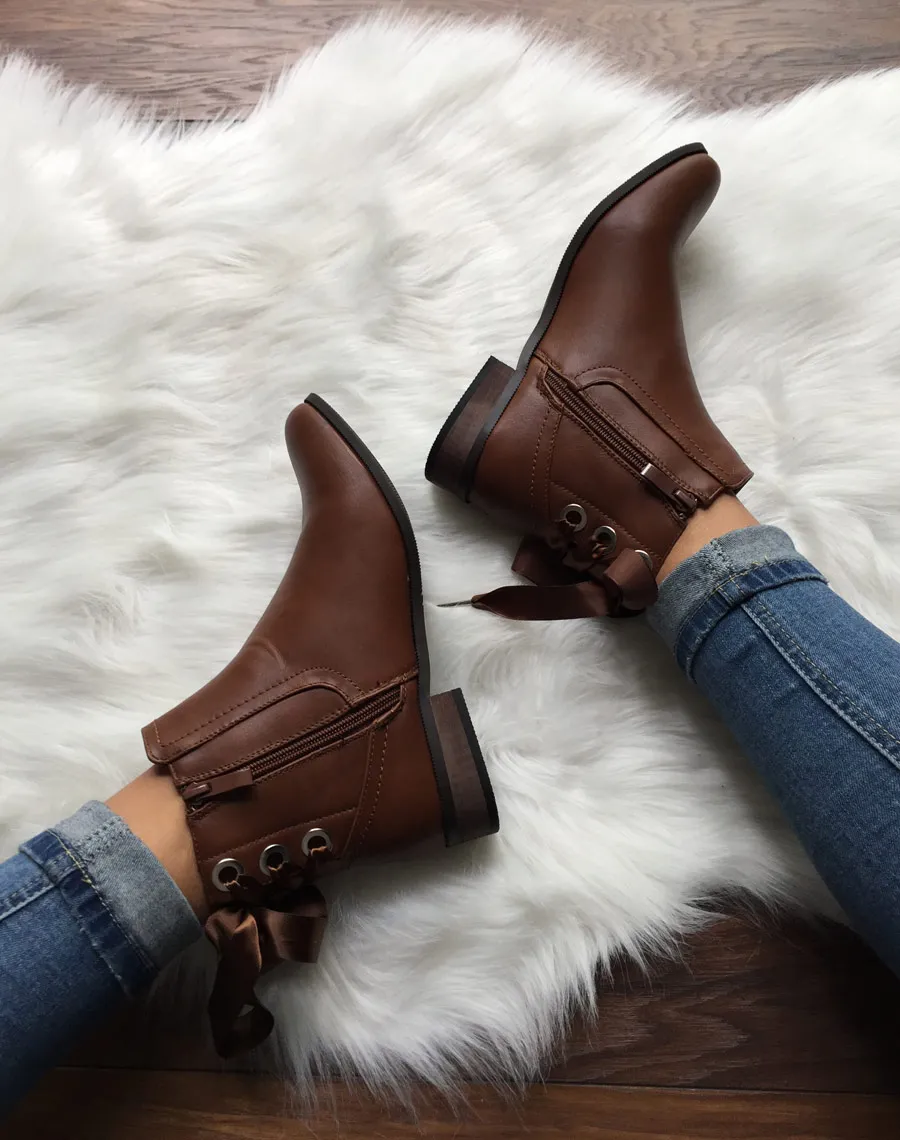 Chelsea boots camel à oeillets et noeud 