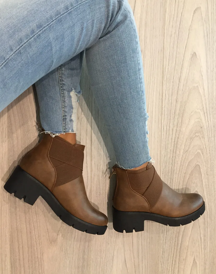 Chelsea boots camelles à élastiques croisés