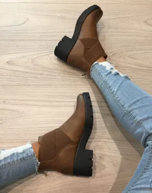 Chelsea boots camelles à élastiques croisés