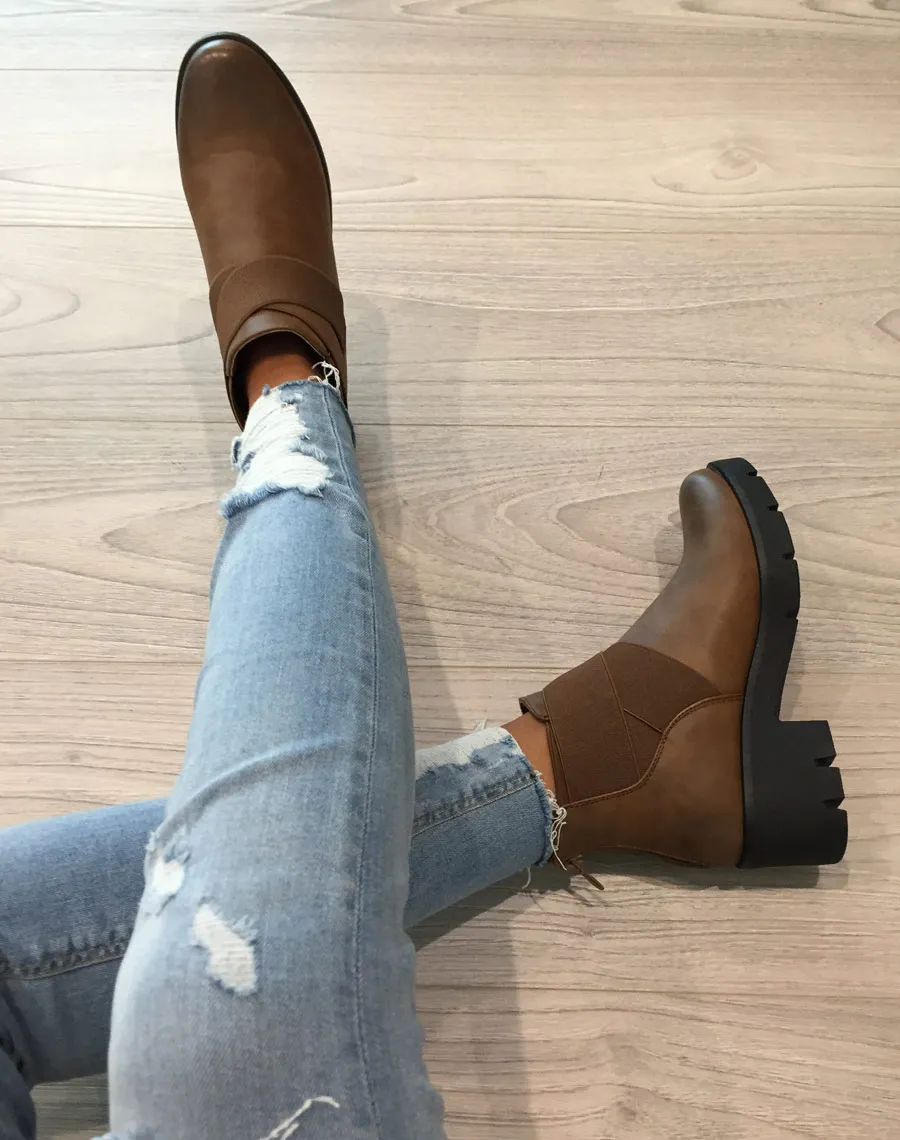 Chelsea boots camelles à élastiques croisés