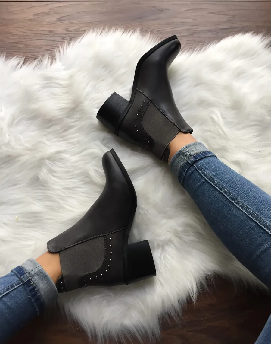 Chelsea boots grises cloutés à petits talons