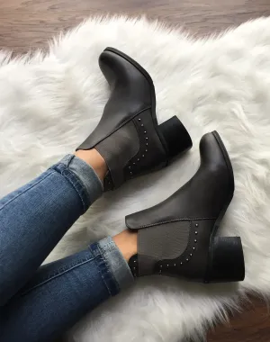 Chelsea boots grises cloutés à petits talons