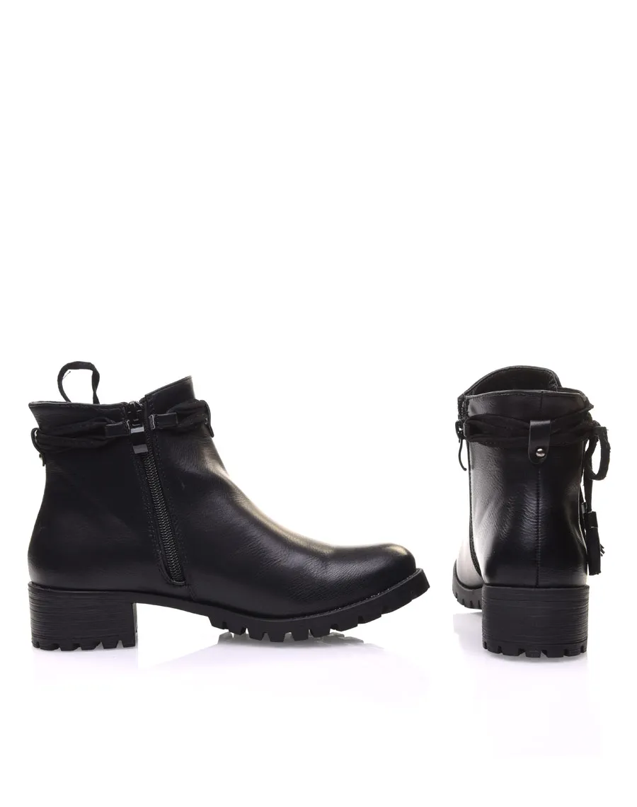 Chelsea boots noires à brides et pompons