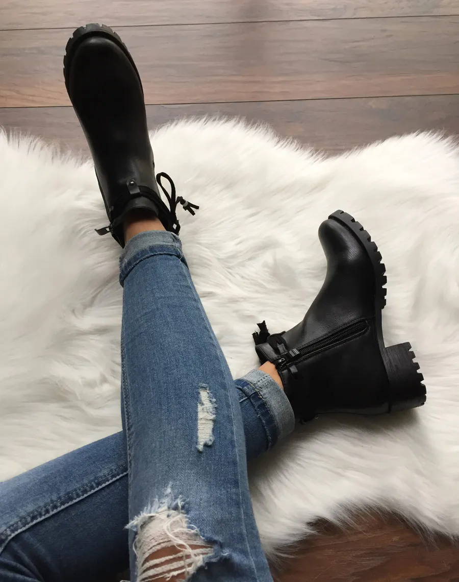 Chelsea boots noires à brides et pompons