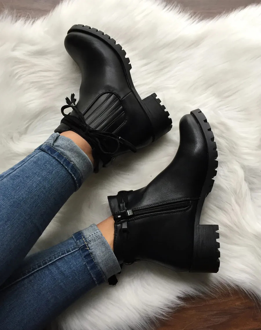 Chelsea boots noires à brides et pompons