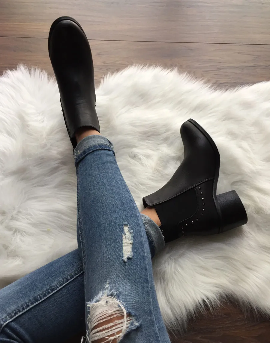 Chelsea boots noires cloutés à petits talons