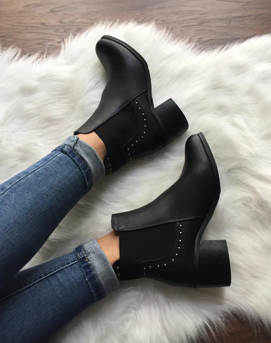 Chelsea boots noires cloutés à petits talons