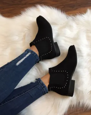 Chelsea boots noirs en suédine ornés de clous