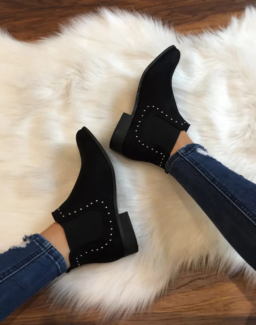 Chelsea boots noirs en suédine ornés de clous