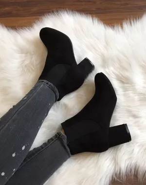 Chelsea boots noirs entièrement suédines talons mi hauts