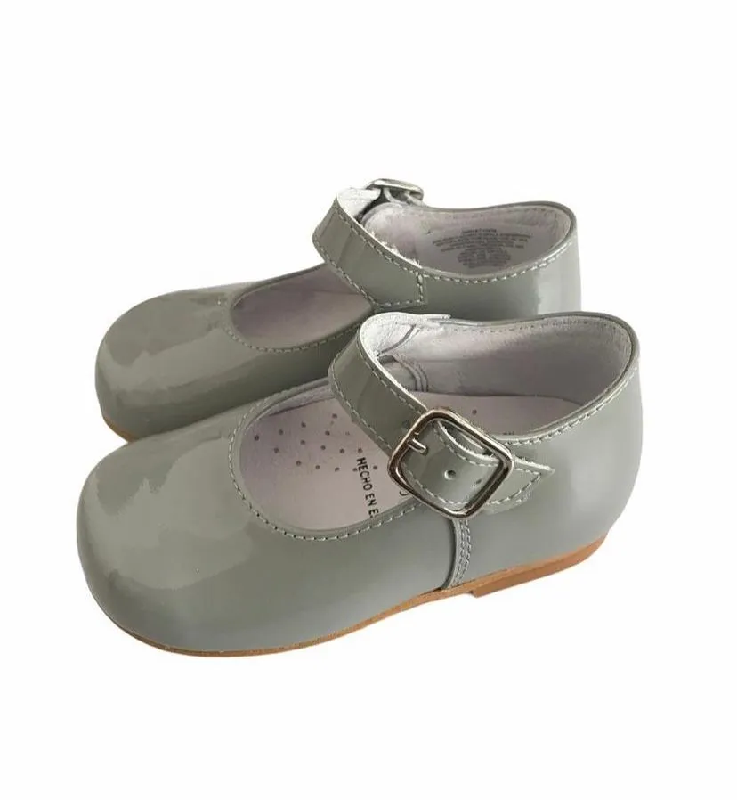 Zapato de charol gris claro con correa