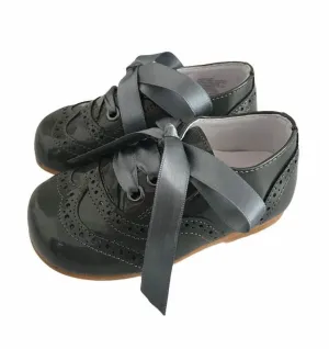 Zapato de charol gris oscuro con listón